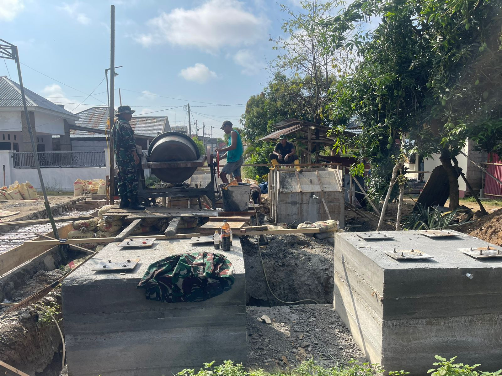 Babinsa Koramil 1315-02 Limboto Dampingi Dan Bantu Pekerja Jembatan Perintis Di Kelurahan Hutuo 03e916c0-e5d0-496c-b0c9-9b9c4e62e607.jpg