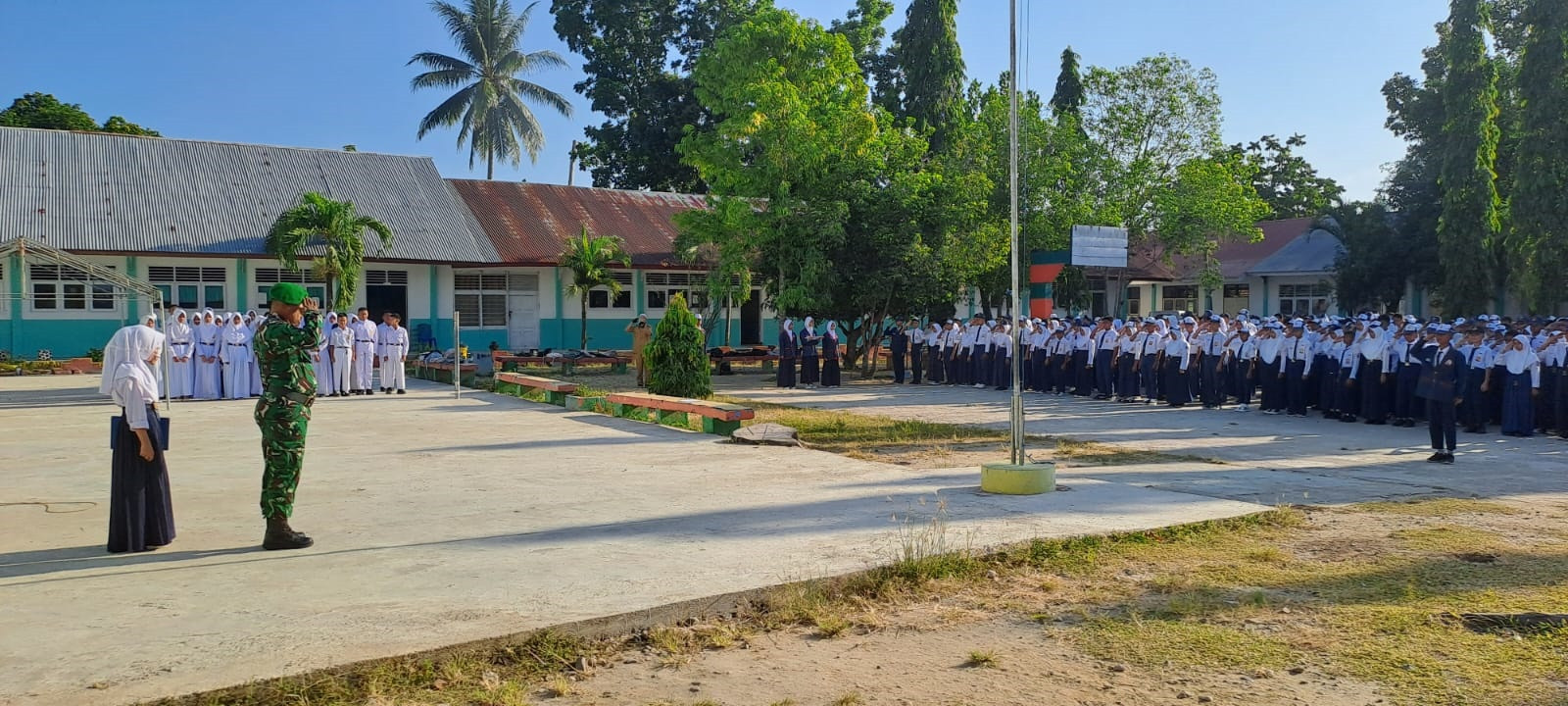 Upacara Bendera Hari Senin SMP Negeri 1 Tibawa Dihadiri Babinsa Wakil Danramil 1315-04/Tibawa Bersama Siswa 05822f11-408d-4dfe-9d79-051d3444444444444444444444444444444444cc4e261.jpg