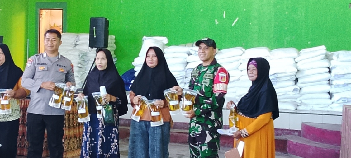 Babinsa Koramil 1315-01/Telaga Hadiri Penyaluran Bantuan Beras Dan Minyak Goreng Untuk Warga Desa Pentadio Barat 07ab472e-9937-41ff-8ff0-fa8cfb1b415e.jpg