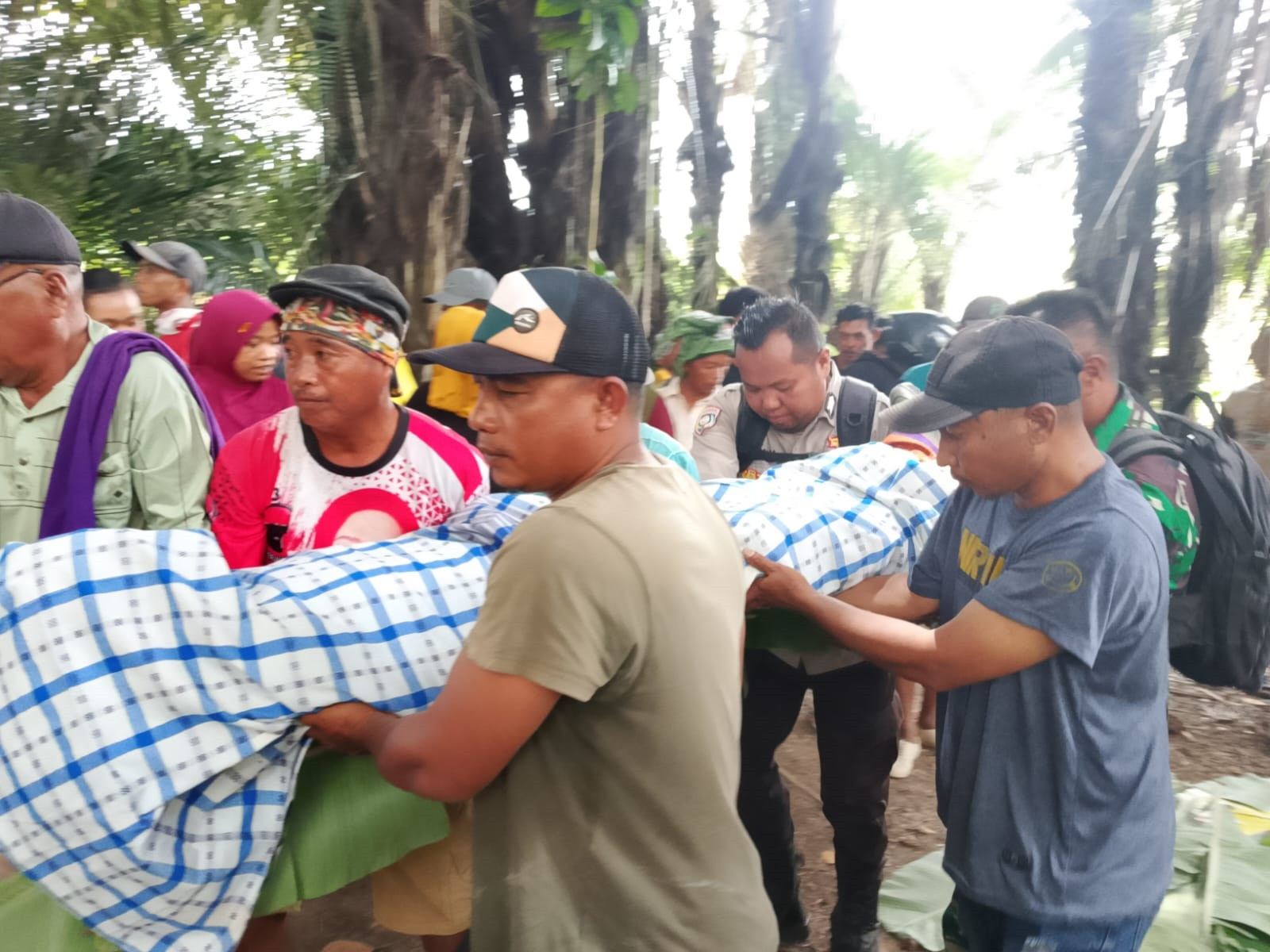 Respons Cepat Babinsa Koramil 1315-05/Boliyohuto Bantu Penanganan Peristiwa Gantung Diri Setelah Terima Laporan Warga Setempat 1bbb1f49-6181-431d-b033333333333333333333333333353-755d21aefea61.jpg