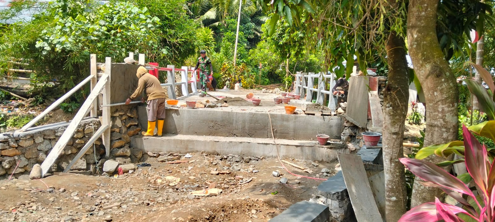 Kehadiran Koramil 1315-01/Telaga Bersama Warga Percepat Penyelesaian Pembangunan Jembatan Garuda Desa Ulapato B 1f7eb19d-e675-4c1e-863a-5a2ff427d791.jpg