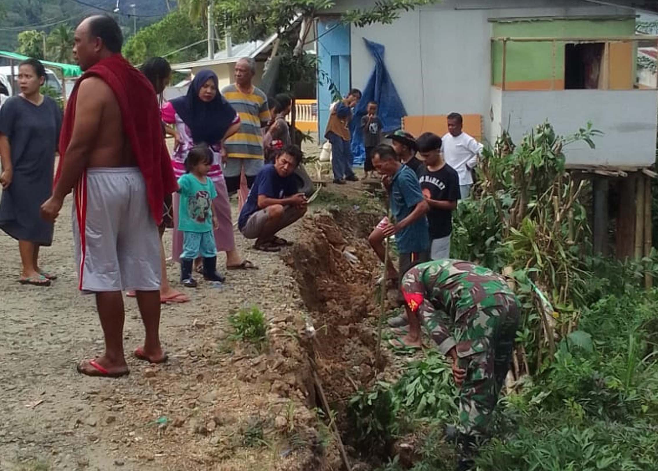 Babinsa Koramil 1315-01 Telaga Pantau Jalan Desa Retak Yang Rawan Dilalui Kendaraan Roda Dua Dan Empat 2108624f-61aa-4dbb-b32a-e142c57e132a.jpg