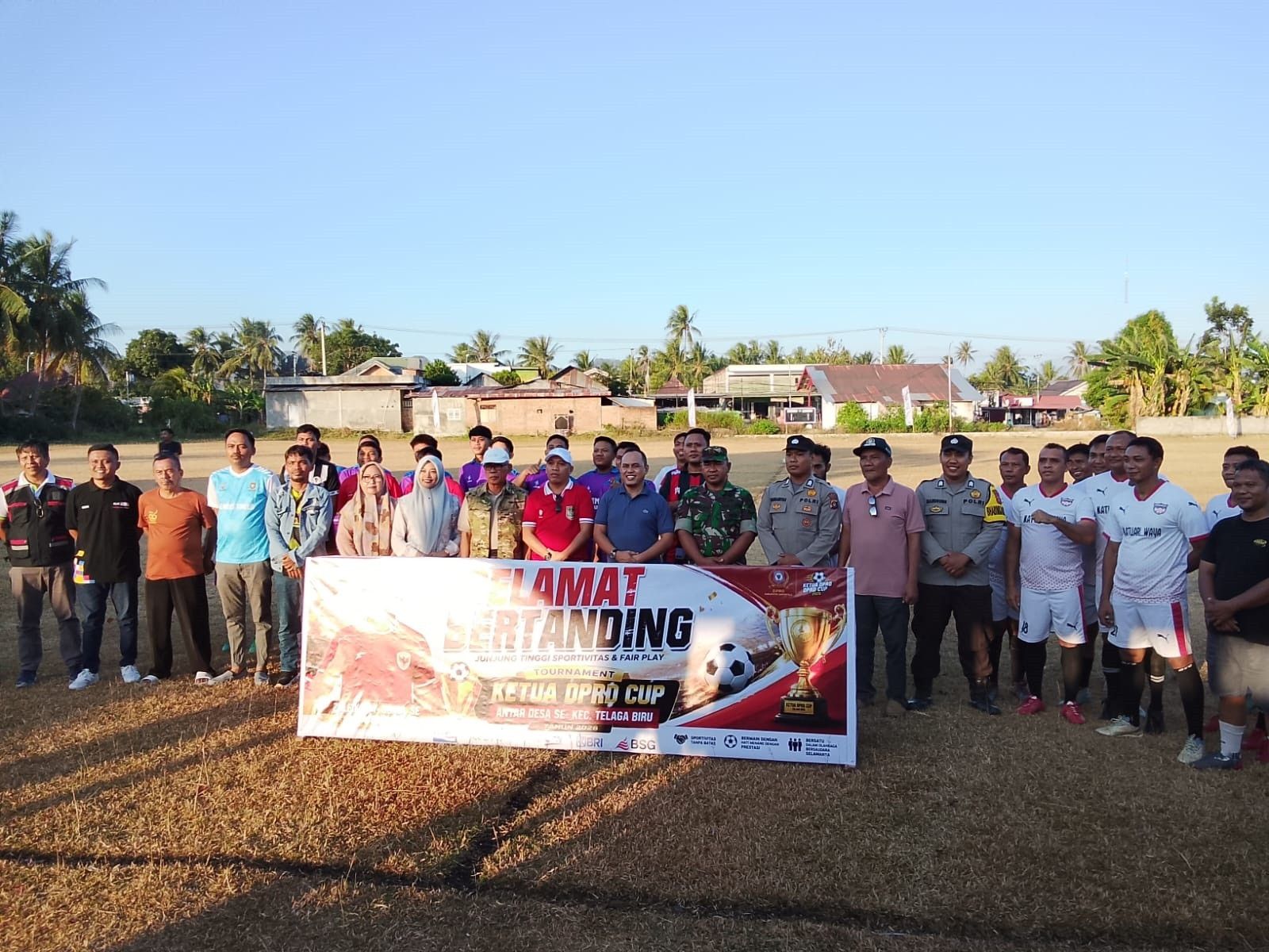 Babinsa Telaga Hadiri Pembukaan Turnamen Sepak Bola, Semangat Persatuan Antardesa Telaga Biru Semakin Kuat 2519fd35-42d2-4928-9ff5-96333333333333333332dddcc0275.jpg