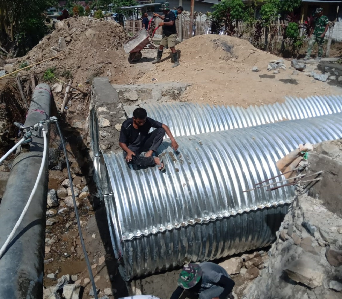 Personel Koramil 1315-02/Limboto Dampingi Pembangunan Jembatan Beton Armco Demi Percepat Akses Warga Kelurahan Polohungo Limboto 25a41088-b215-4d94-9fc3-21757e56e5841.jpg