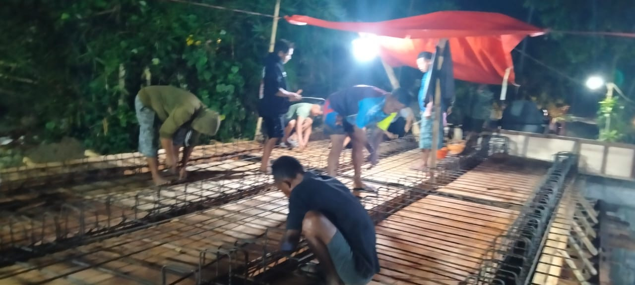 Koramil 1315-01/Telaga Bersama Pekerja Fokus Lembur Pembersihan Dan Pengikatan Besi Jembatan Garuda Ulapato B 2638c8e9-33f3-43ec-af1d-bbde5a4196fc.jpg