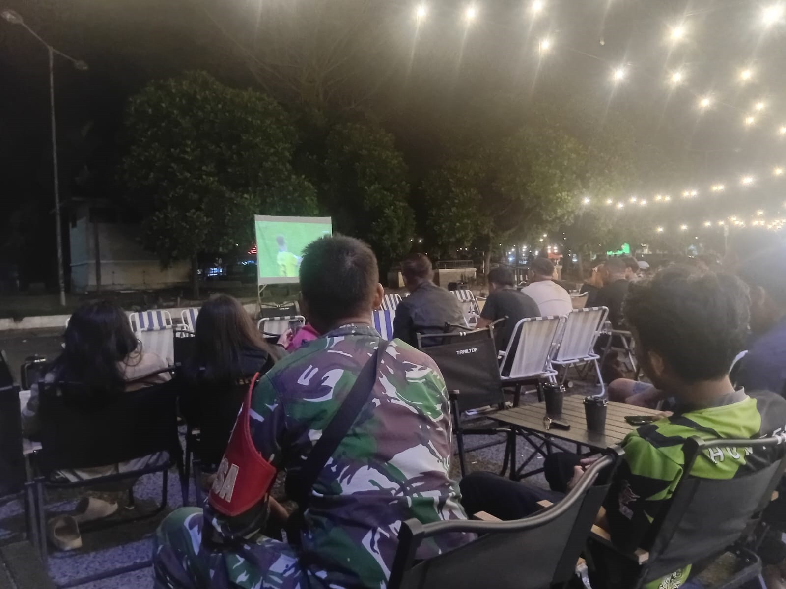 Personel Koramil 1315-01/Telaga Dampingi Warga Nonton Bareng Semifinal Piala Dunia Serentak Pada Tiga Lokasi Wilayah 27c383bf-e287-4848-b54d-222222222222222222222222ed55b5776cf.jpg