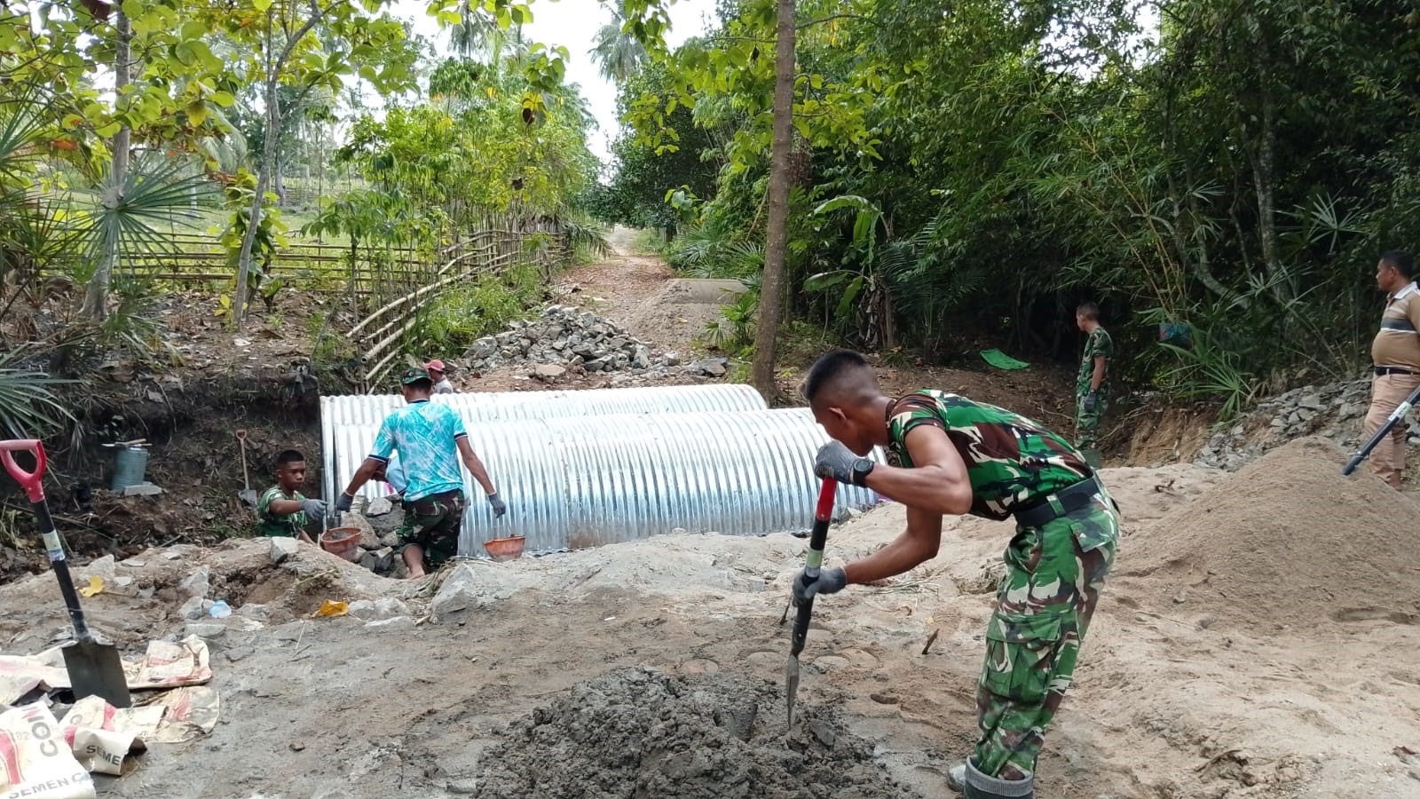 Pendampingan Koramil 1315-05/Boliyohuto Percepat Pemasangan Fondasi Jembatan Garuda Armco Bagi Masyarakat Desa Iloheluma 2cb6b21e-3ad1-48d0-b382-f8f656a37222222222222222222222222680.jpg