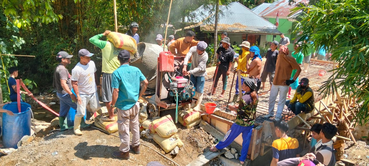 Personel Koramil 1315-01/Telaga Gotong Royong Bantu Pekerja Lanjutkan Pengecoran Gelagar Jembatan Garuda Desa Ulapato B 2da7d399-e79f-45b7-a7e2-f437f394e92d.jpg