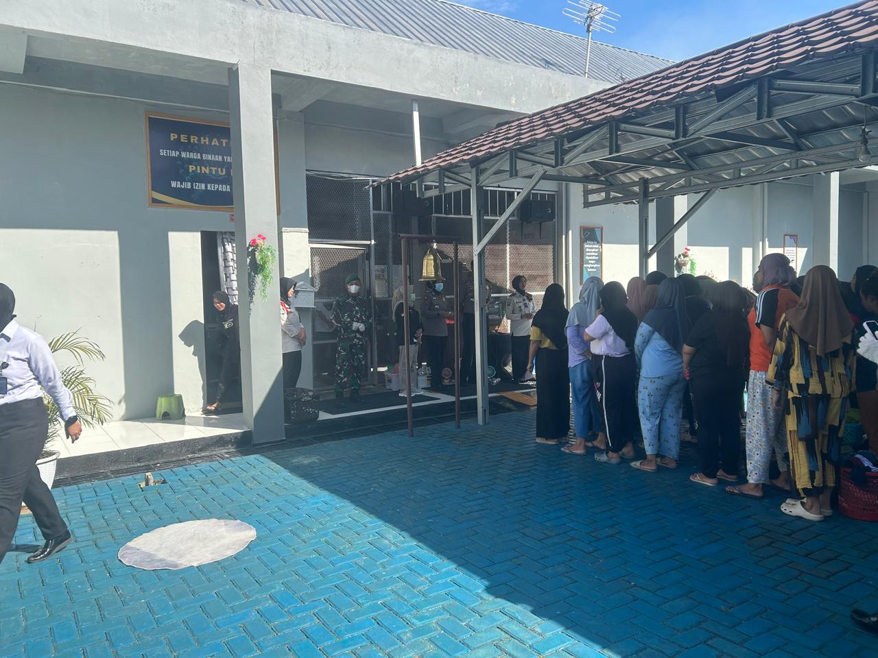 Koramil 1315-05/Limboto Bersama Aparat Gabungan Laksanakan Pengawasan Ketat Pada Blok Hunian Lapas Perempuan Gorontalo 353d2835-677c-4d55-99a3-9f4f48ff62aa.jpg