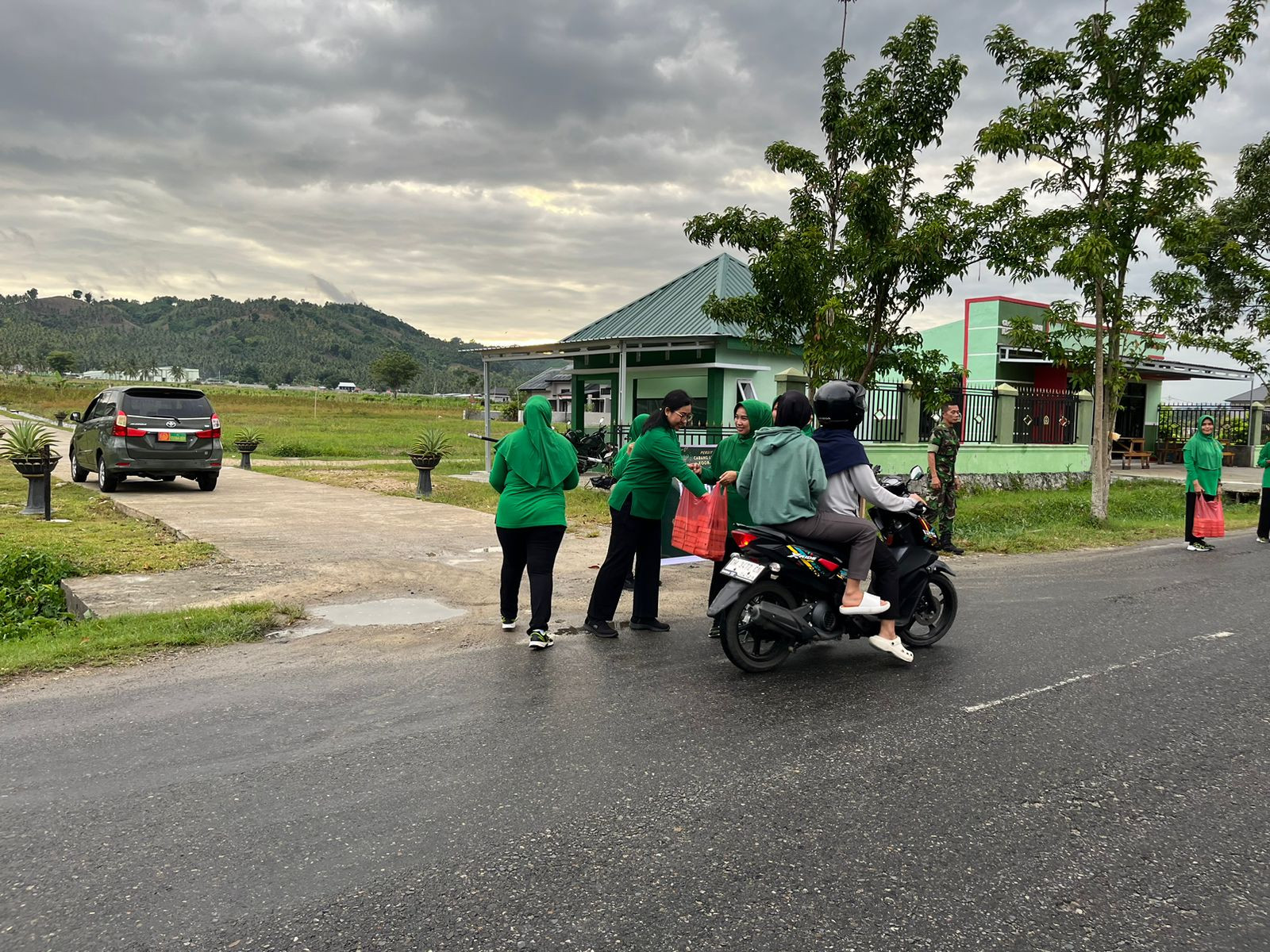 Berbagi Takjil Ramadan, Persit Kodim 1315 Kabupaten Gorontalo Turun Langsung Ke Jalan 45a1faa5-018d-4254-bc77-19f331b831ac.jpg