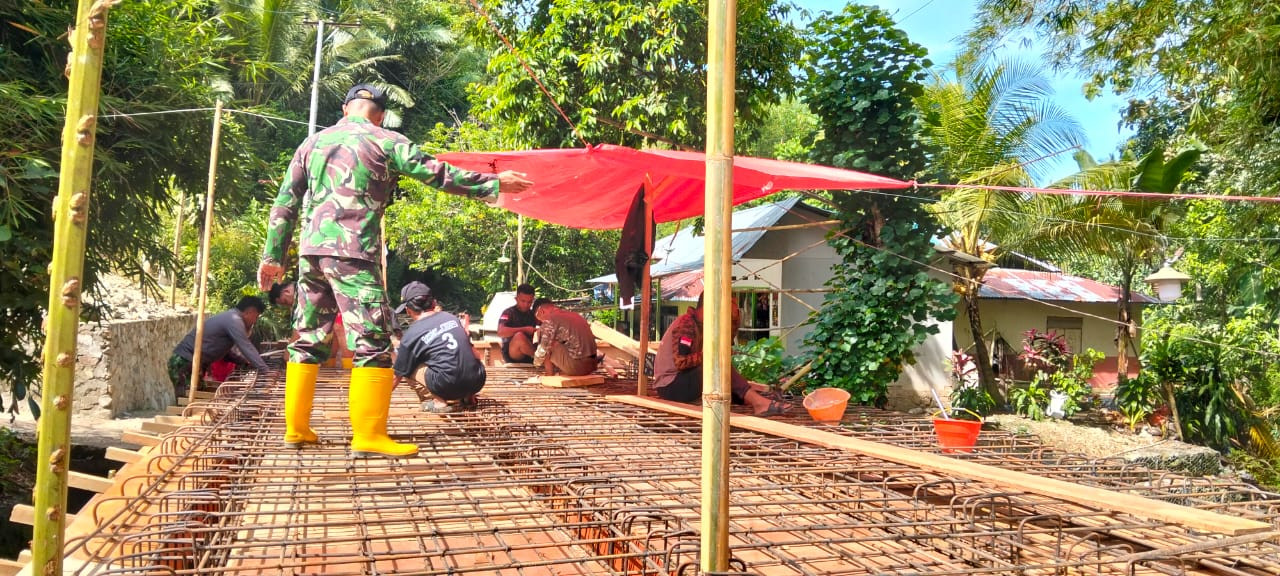 Babinsa Koramil 1315-01/Telaga Terus Dampingi Dan Beri Semangat Kepada Pekerja Pembangunan Jembatan Garuda Desa Ulapato B 4720ec2a-7288-4fa6-880f-b22094e49cf5.jpg