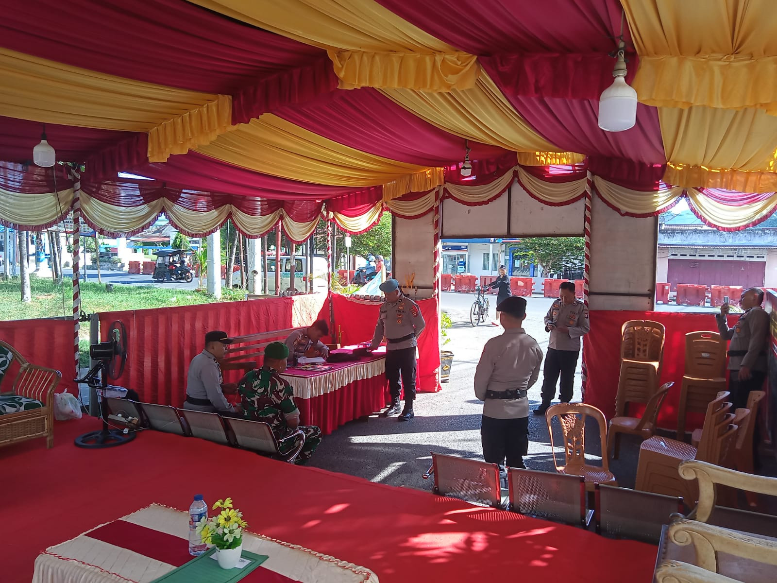 Keterlibatan Anggota Koramil 1315-01 Telaga Dukung Keamanan Hari Kedua Idulfitri 1447 H 49304c2c-f2d3-42f2-aaee-676392701ad0.jpg