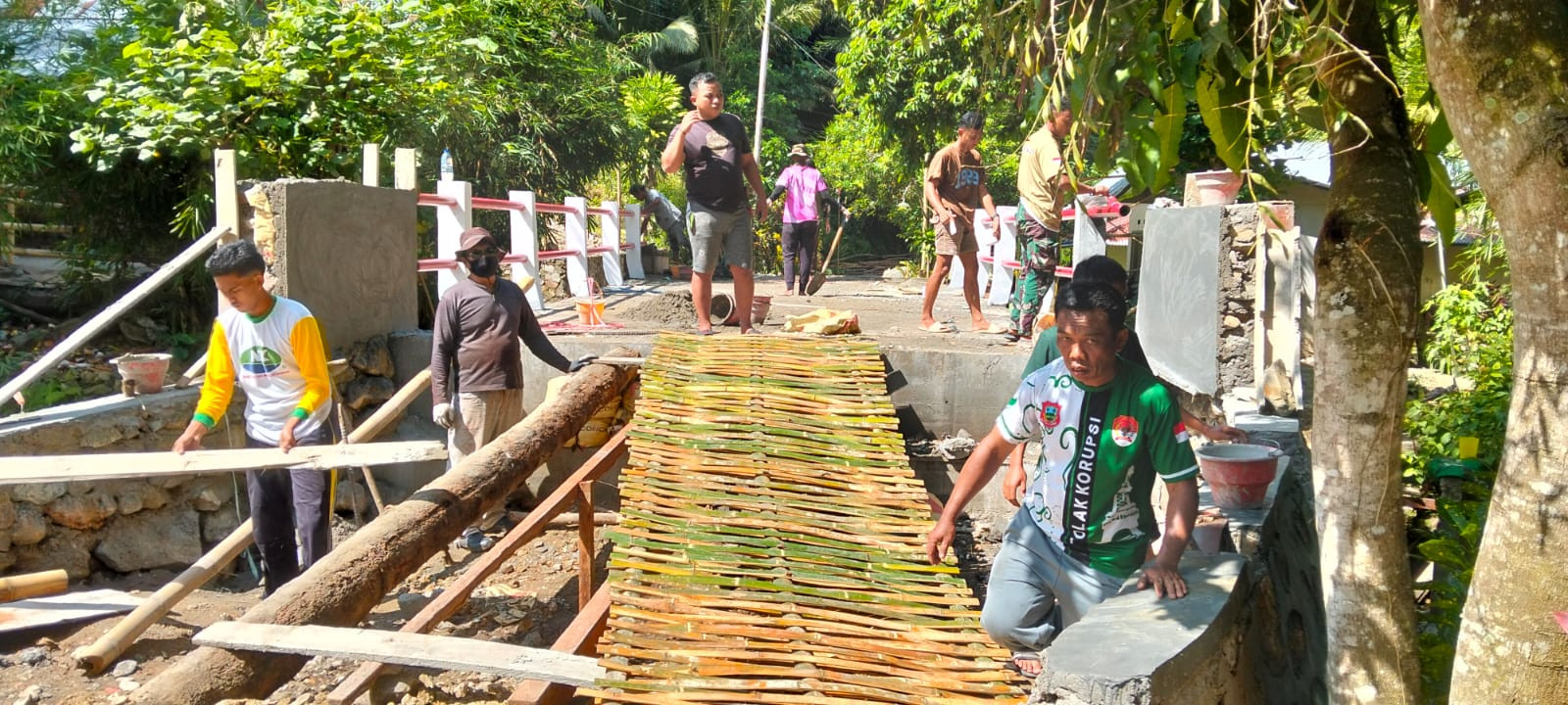 Personel Koramil 1315-01/Telaga Terus Pantau Progres Pembangunan Jembatan Garuda Desa Ulapato B Hampir Rampung 4a7f7d76-3a2a-4553-b107-a3fb5b706885.jpg