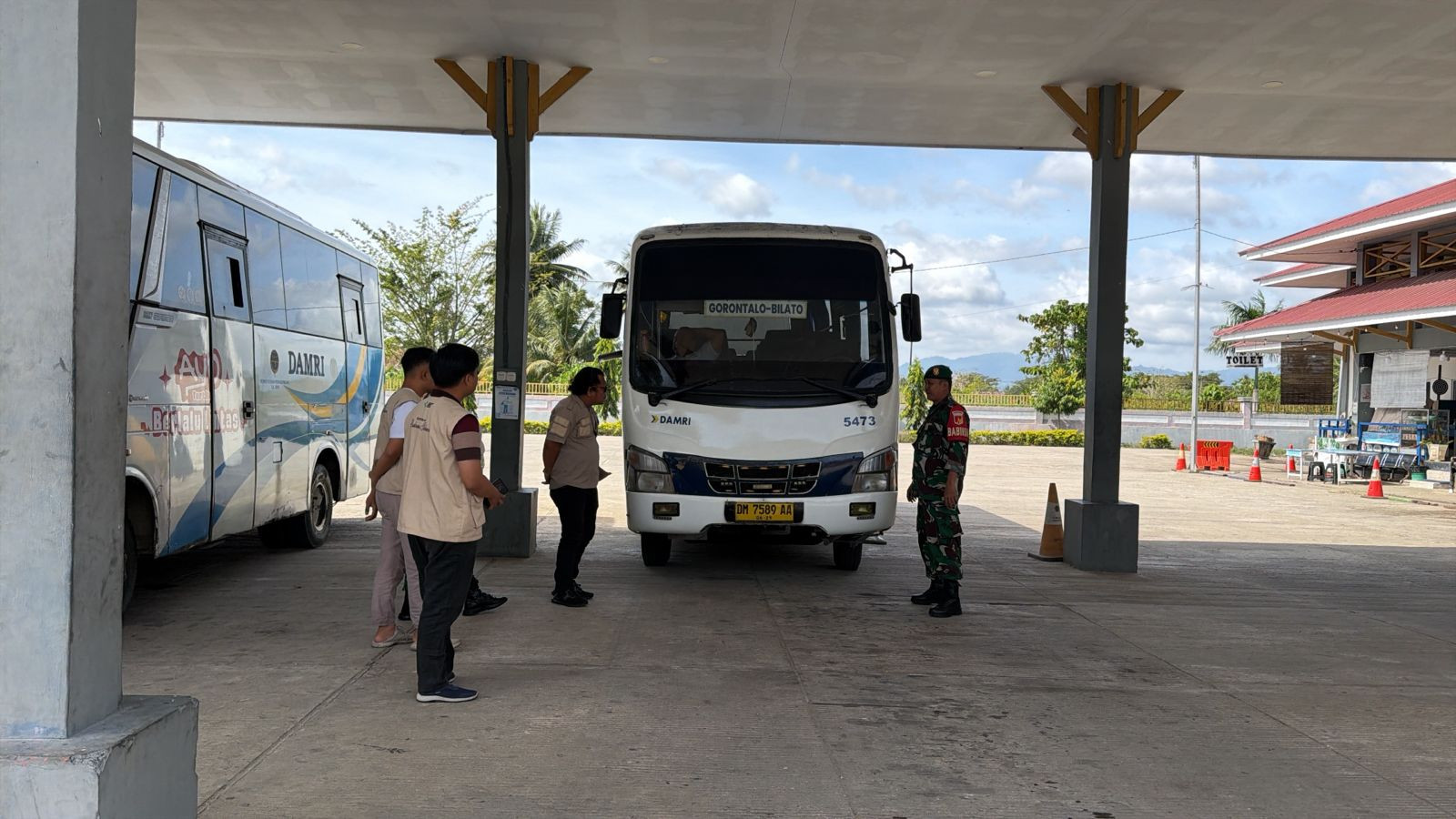 Kegiatan Anggota Koramil 1315-04 Tibawa Dalam Pengamanan Lebaran Idulfitri 1447 Hijriah Jaga Ketertiban Masyarakat 4e0654ff-f253-4e0c-bbda-c72aa68dbea8.jpg
