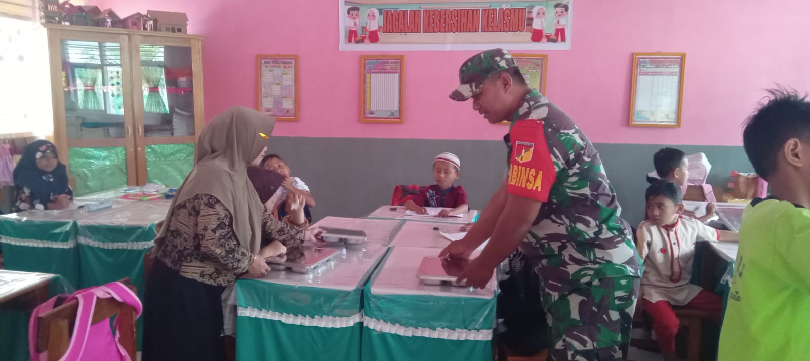 Babinsa Koramil 1315-01 Telaga Dampingi Program Makan Bergizi Gratis Untuk Siswa Sekolah Di Kecamatan Telaga Biru 4ebd0afc-0a51-4d03-9c61-43b665197796.jpg