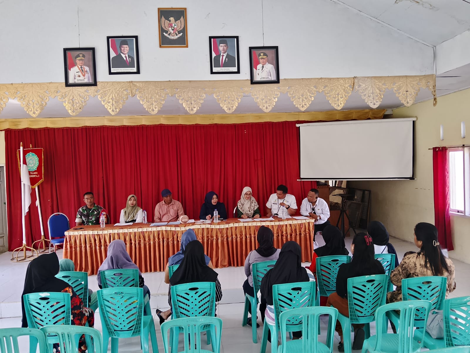 Babinsa Koramil 1315-01 Telaga Salurkan Buku Tabungan Dan ATM Bank BRI Untuk Warga Penerima Bantuan PKH Di Tilango 549083cc-b71f-4458-800c-432dc31fc46b.jpg