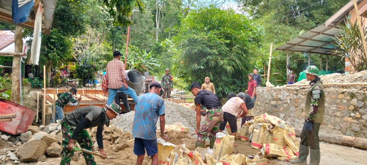 Kebersamaan Koramil Telaga Dan Warga Wujudkan Pengecoran Bantalan Jembatan Perintis Garuda 5b0066ac-22a4-4ec0-a449-175d21f31ee3.jpg