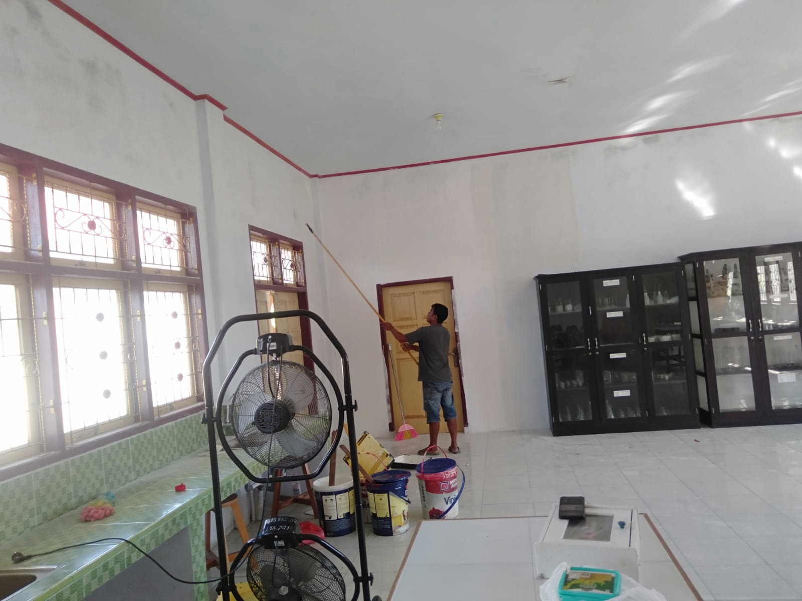 Personel Kodim 1315/Kab. Gorontalo Bersama Pekerja Percepat Rehabilitasi SMK PPN Gorontalo Demi Kemajuan Pendidikan Daerah Berkelanjutan 5cc5d1aa-1559-494b-a47444444444444444444444d-d4206fd9e74d.jpg