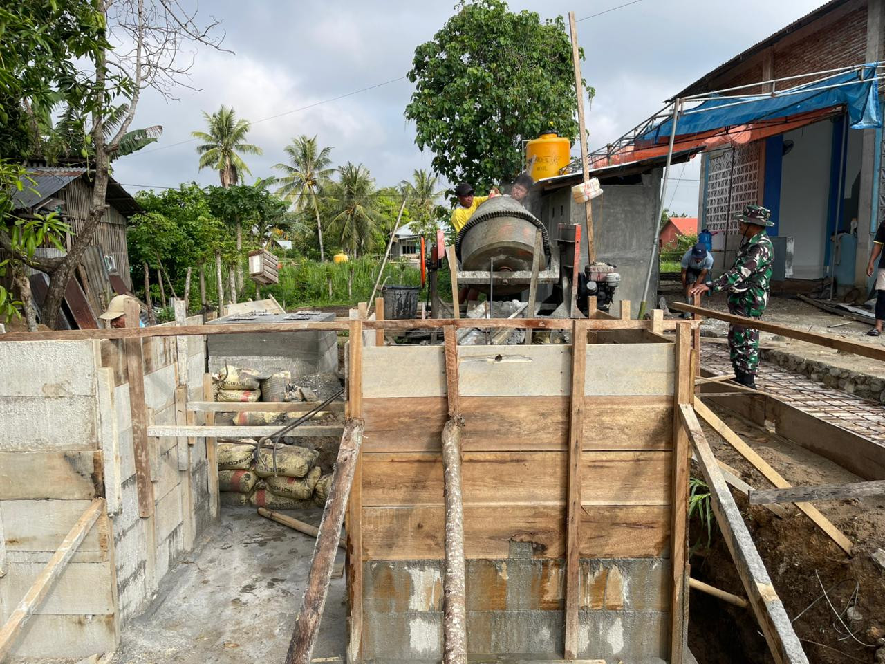 Semangat Pengabdian Personel Koramil Limboto Hadir Dampingi Pekerja Pengecoran Blok Angkur Jembatan Perintis Demi Percepatan Pembangunan 6199ca7c-ceda-4add-b4db-24bbe8204154.jpg