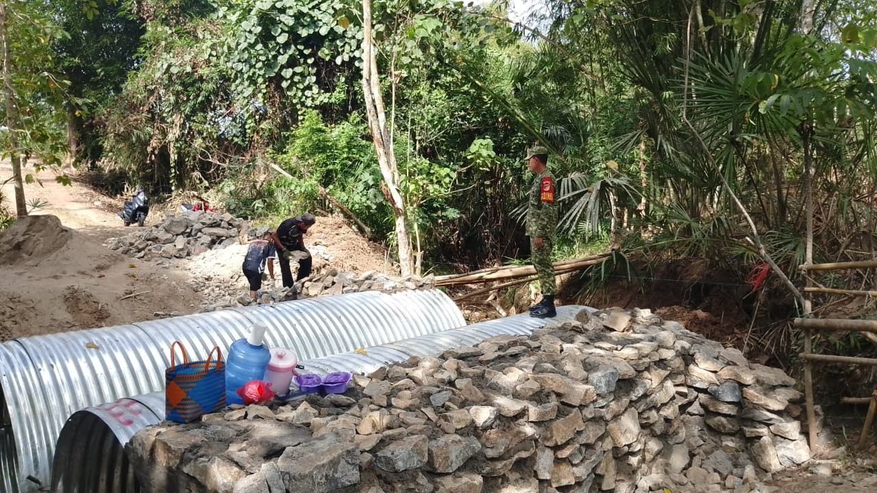 Koramil 1315-05/Boliyohuto Terus Dampingi Pekerjaan Jembatan Garuda Armco Perkuat Infrastruktur Desa Iloheluma Untuk Kemajuan Bersama 650e4dce-115c-4bdf-99444444444444444444444b8-7885dcbf930b.jpg