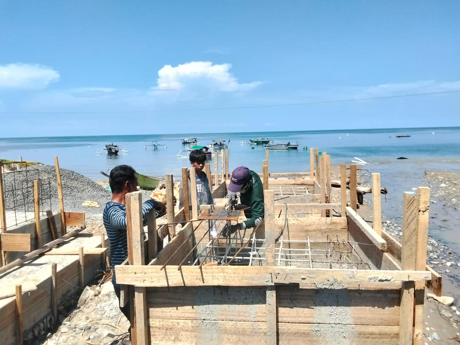 Personel Koramil Tabongo Berikan Dukungan Nyata Dan Pendampingan Langsung Demi Kelancaran Proses Pembangunan Jembatan Perintis 6f278058-d558-4723-a887-509a11dcfa61.jpg