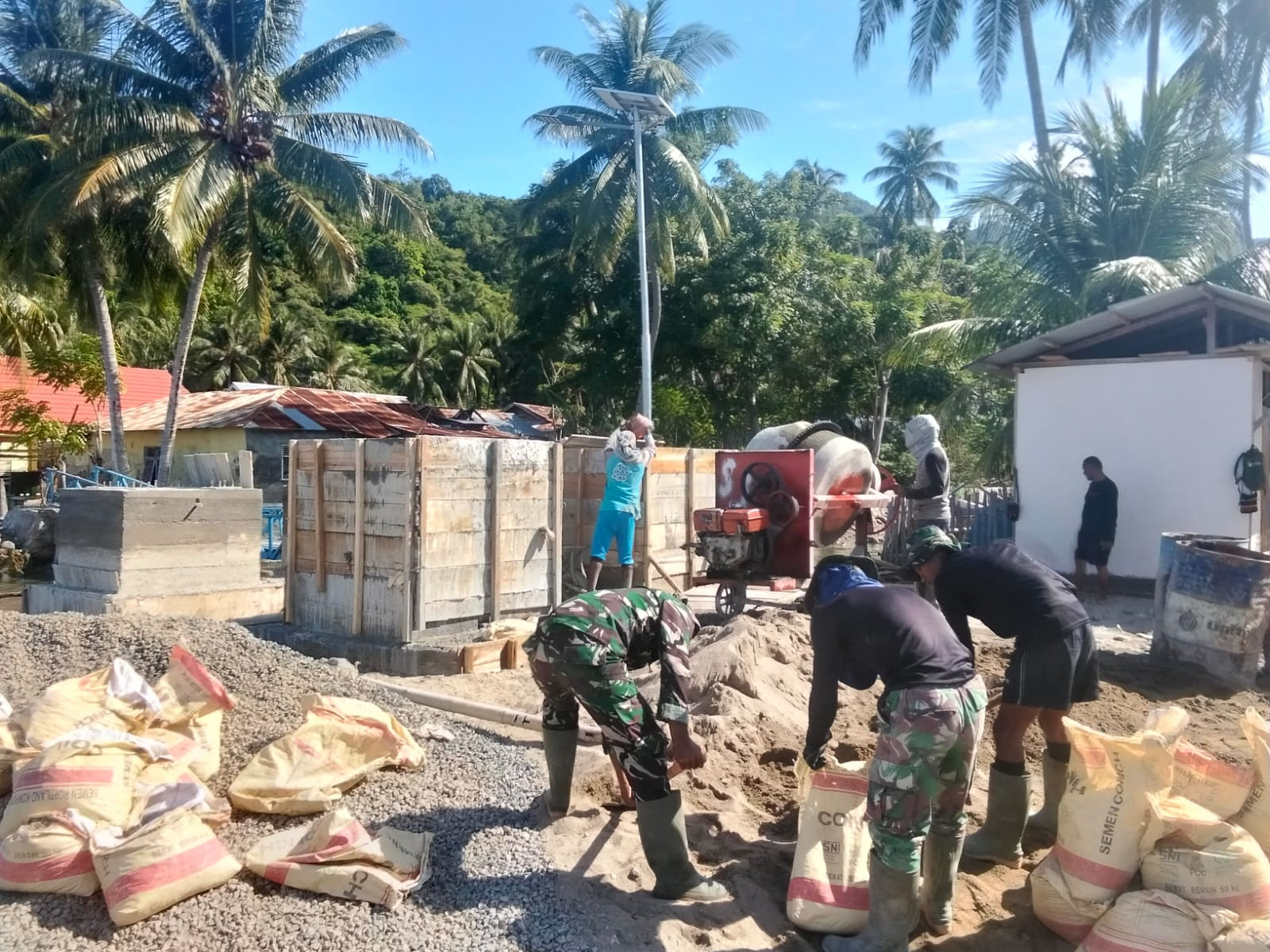 Personel Koramil Tabongo Aktif Dampingi Pengecoran Dudukan Angkur Tiang Jembatan Demi Percepatan Pembangunan Infrastruktur Desa 7254786c-c4de-4c30-95fe-8b23c8080613.jpg