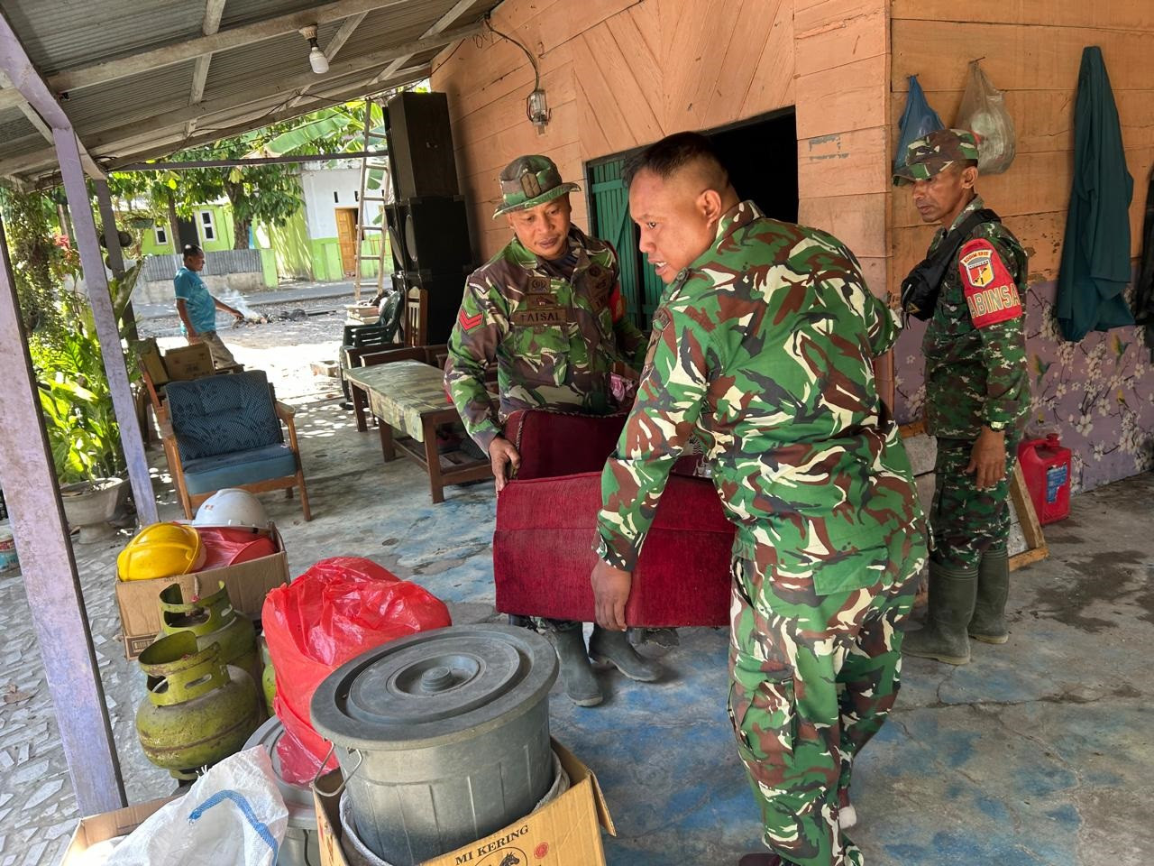 Koramil 1315-02/Limboto Gotong Royong Bersama Warga Bersihkan Sisa Kebakaran Rumah Anggota Koramil Yang Terdampak Musibah 77a5d8d2-afa2-4194-9e8f55555555555555555555-f72c73ba2cfd.jpg