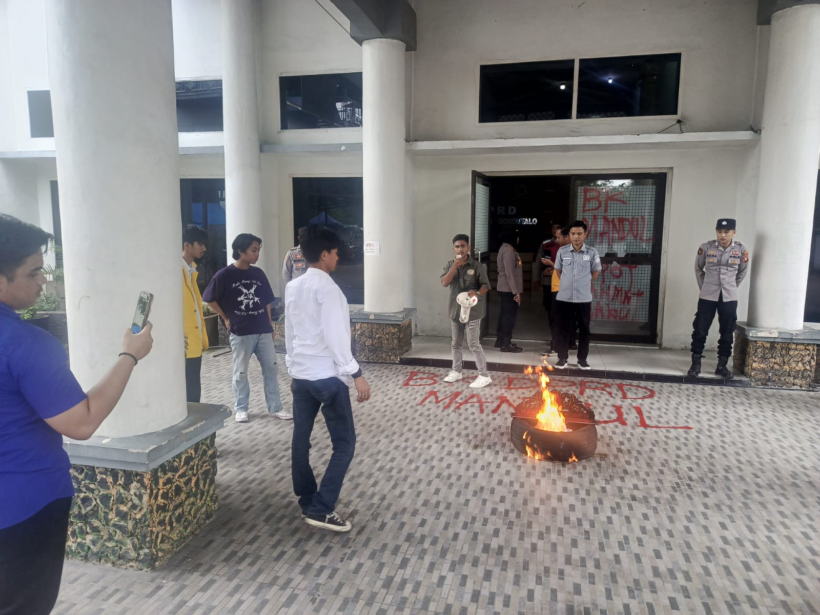 Mahasiswa Gorontalo Gelar Aksi Desak Badan Kehormatan DPRD Periksa Dugaan Pelanggaran Etik Anggota Dewan Secara Terbuka 783a5992-7ae5-4f4b-ae7a-0c370a02f24b.jpg