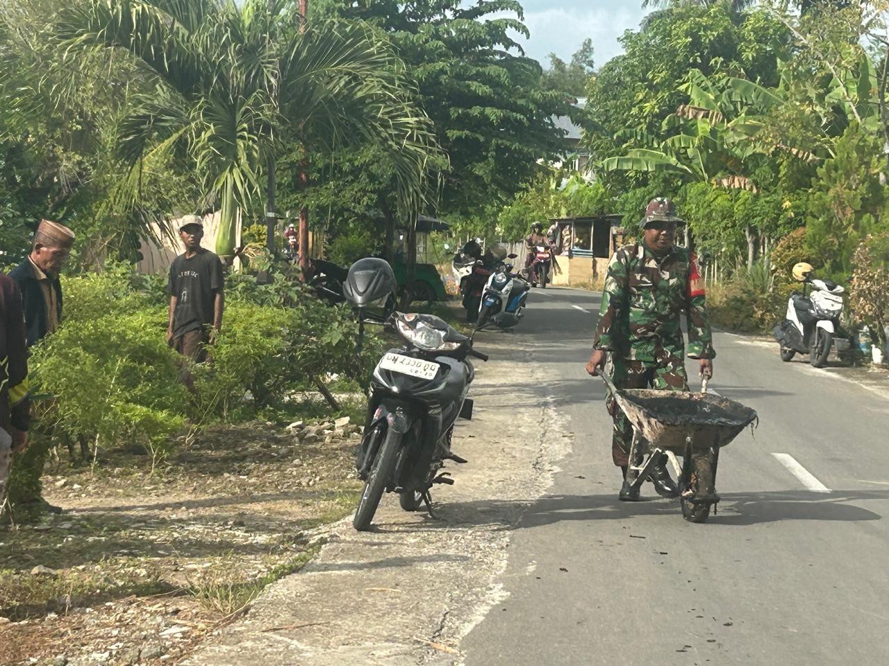 Babinsa Koramil 1315-02 Limboto Laksanakan Kerja Bakti Pemberantasan Sarang Nyamuk Untuk Putus Siklus Hidup Nyamuk 7ff11f84-3c83-4e49-a313-e6a462263e8c.jpg