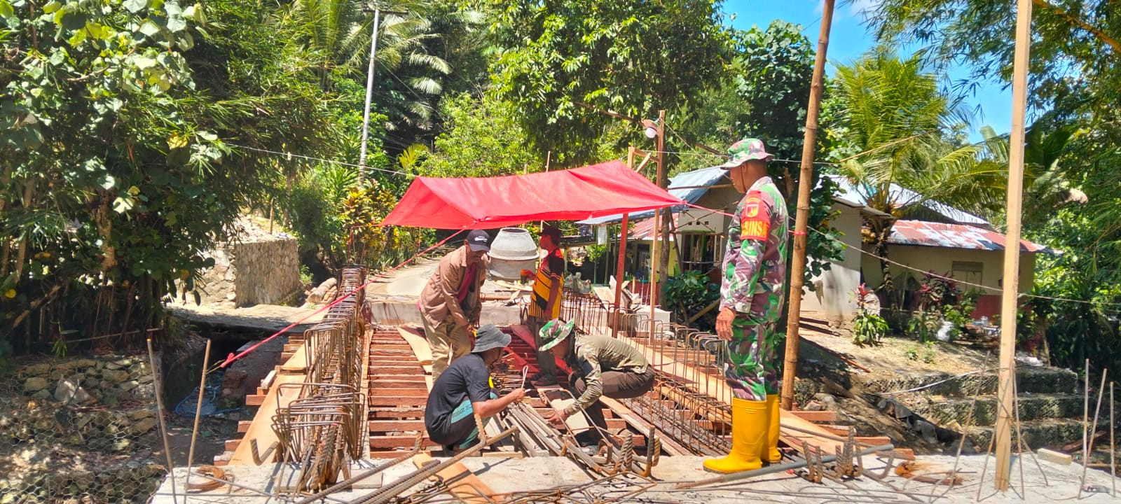 Personel Koramil 1315-01 Telaga Aktif Pantau Dan Bantu Pembangunan Jembatan Gantung Perintis Desa Ulapato B Tahap Gelagar Beton 83a242a4-fd0b-4324-a67a-30d594ccafc0.jpg