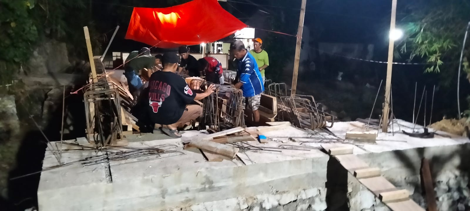 Personel Koramil 1315-01 Telaga Laksanakan Pendampingan Lembur Pengerjaan Pembersihan Dan Pemasangan Mal Gelagar Jembatan Garuda 8933d1da-a5e7-4011-b29b-b1ee9ea48ee7.jpg