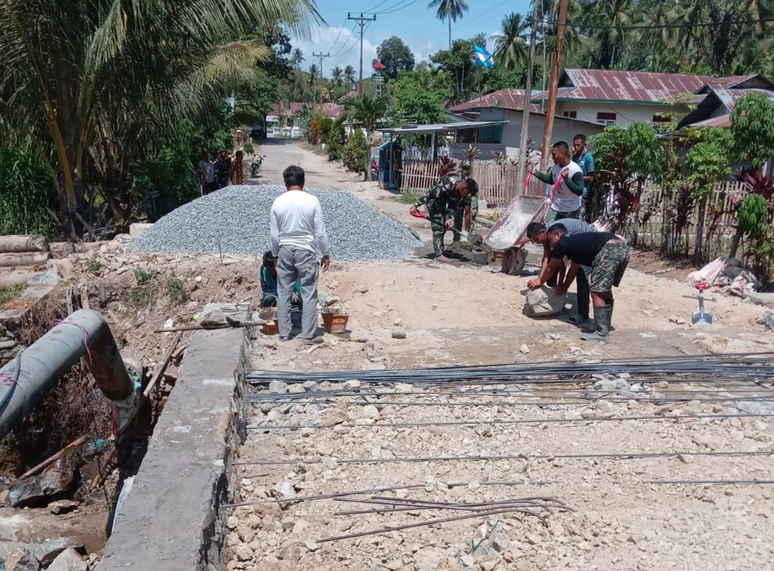 Pendampingan Koramil 1315-02/Limboto Perkuat Pembangunan Jembatan Beton Armco Demi Kemudahan Mobilitas Warga Kelurahan Polohungo Seharihari 8a649b11-db70-4cd5-a159-a19a0f22581d.jpg