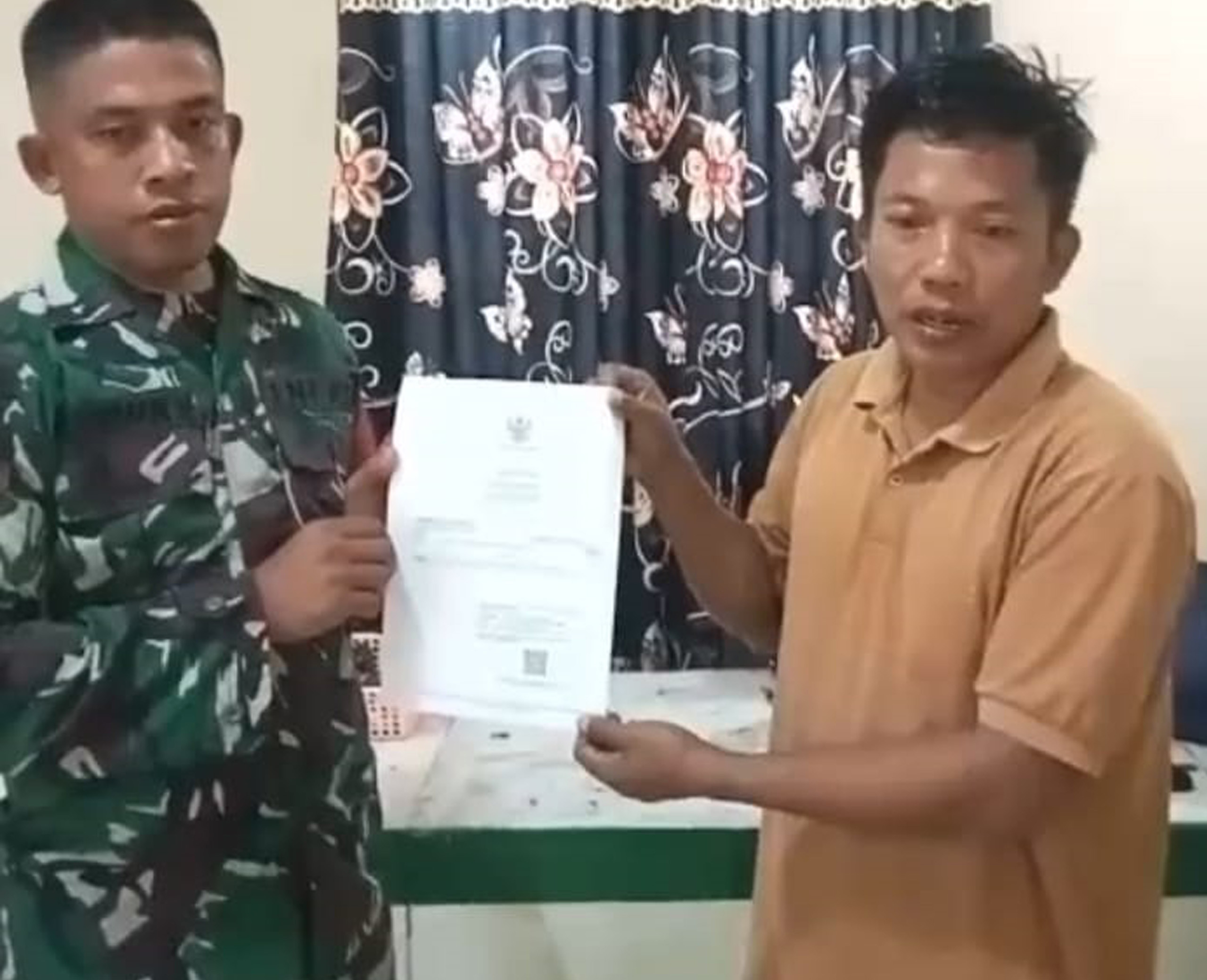 Babinsa Koramil 1315-05 Boliyohuto Bantu Warga Binaan Permudah Pengurusan Akta Kelahiran Anak Di Desa Bumela 8d621e7e-3455-4174-bf5a-1daa21604b57.jpg