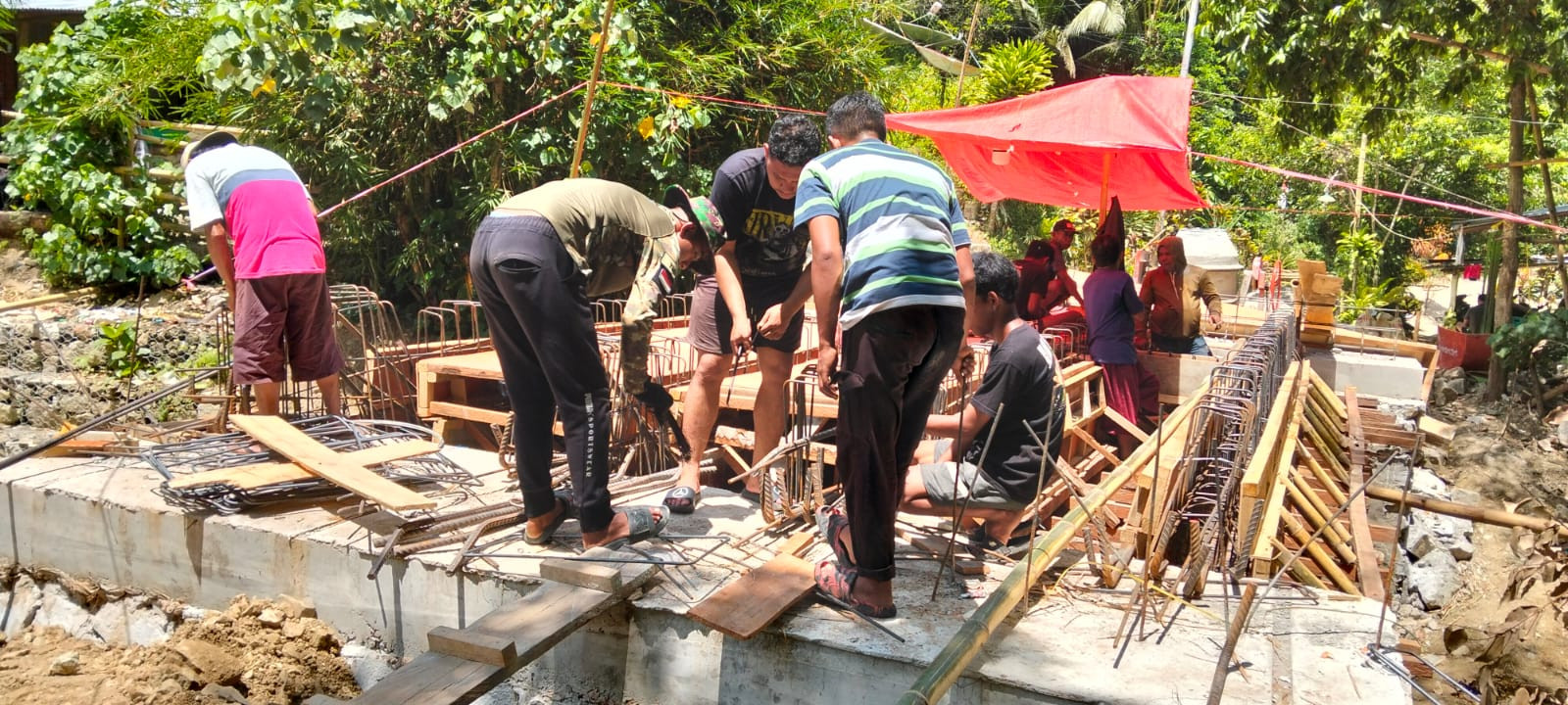 Personel Koramil 1315-01 Telaga Pantau Perkembangan Pembangunan Jembatan Garuda Desa Ulapato B Tahap Gelagar Beton Bertulang 8d7d6bd7-0c9c-4356-8114-b86a91224cae.jpg