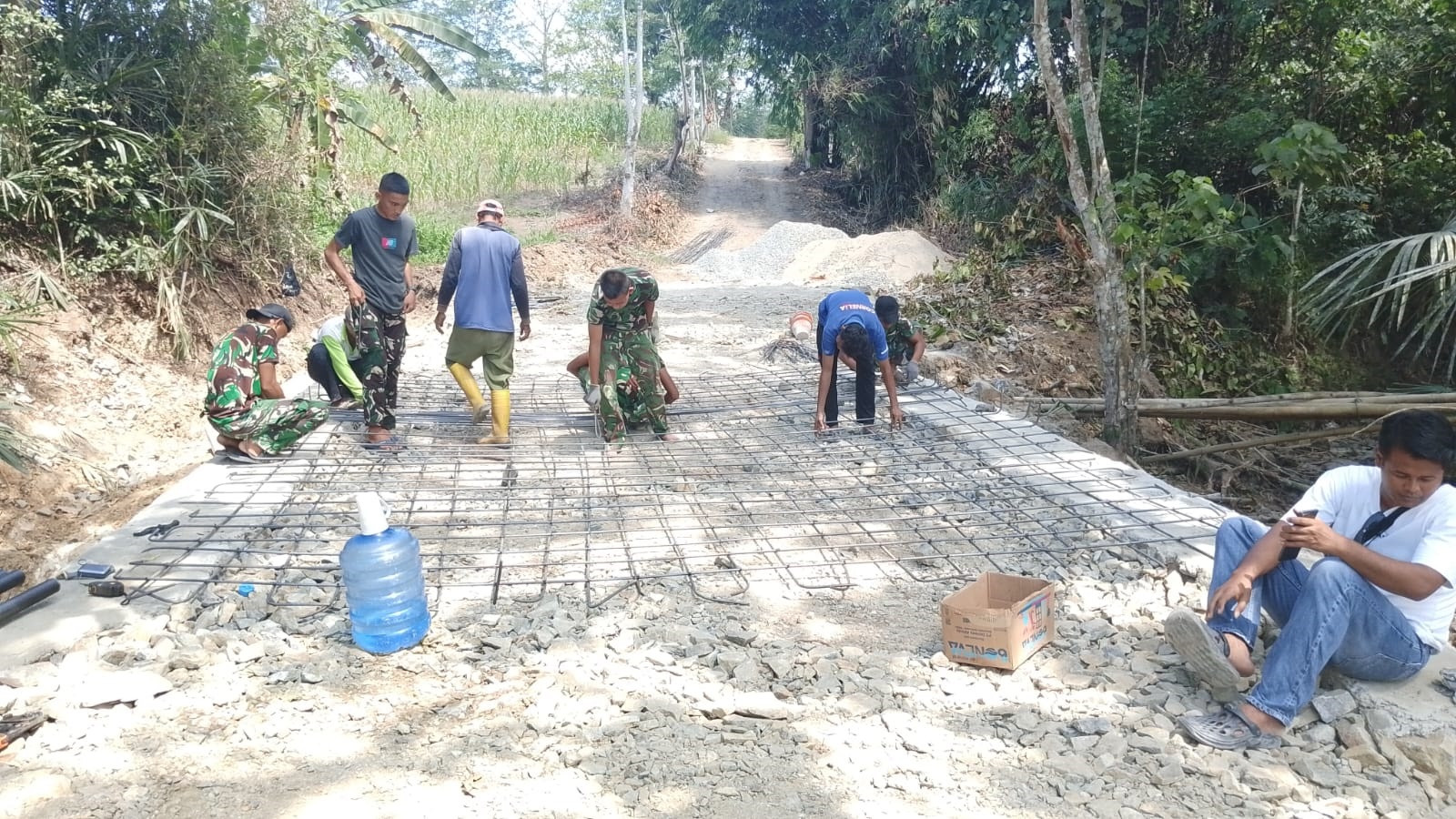 Personel Koramil 1315-01/Telaga Hadir Dampingi Pembangunan Jembatan Armco Perkuat Semangat Gotong Royong Warga Desa Ulapato B 94689874-493622222222222222222222222222-484b-90d7-8abf2d5ac606.jpg