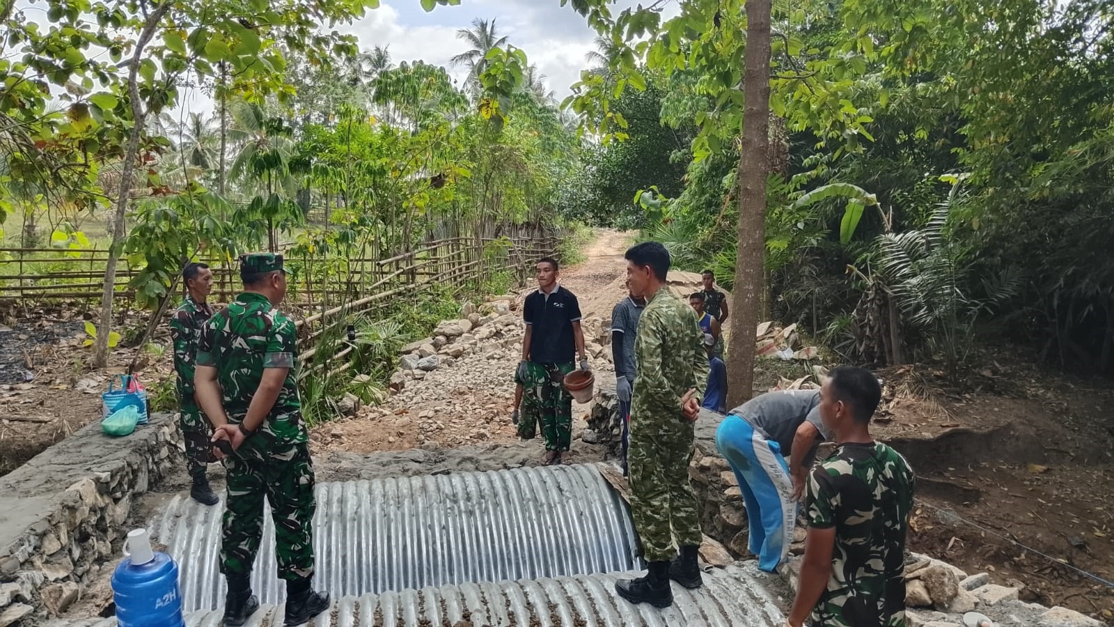 Kasrem 133/Nani Wartabone Tinjau Pembangunan Jembatan Armco Demi Percepat Akses Masyarakat Dusun Sabua Desa Iloheluma 9659f578-85b6-484f-a80444444444444444444444444e-05864f3da3e3.jpg