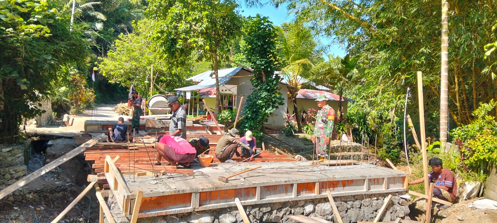 Sinergi Koramil Telaga Dan Masyarakat Dorong Progres Jembatan Gantung Ulapato B Hingga Tahap Struktur Gelagar Serta Lantai Beton 99b40b89-d02e-4f7c-85f5-f6c05e6938ea.jpg