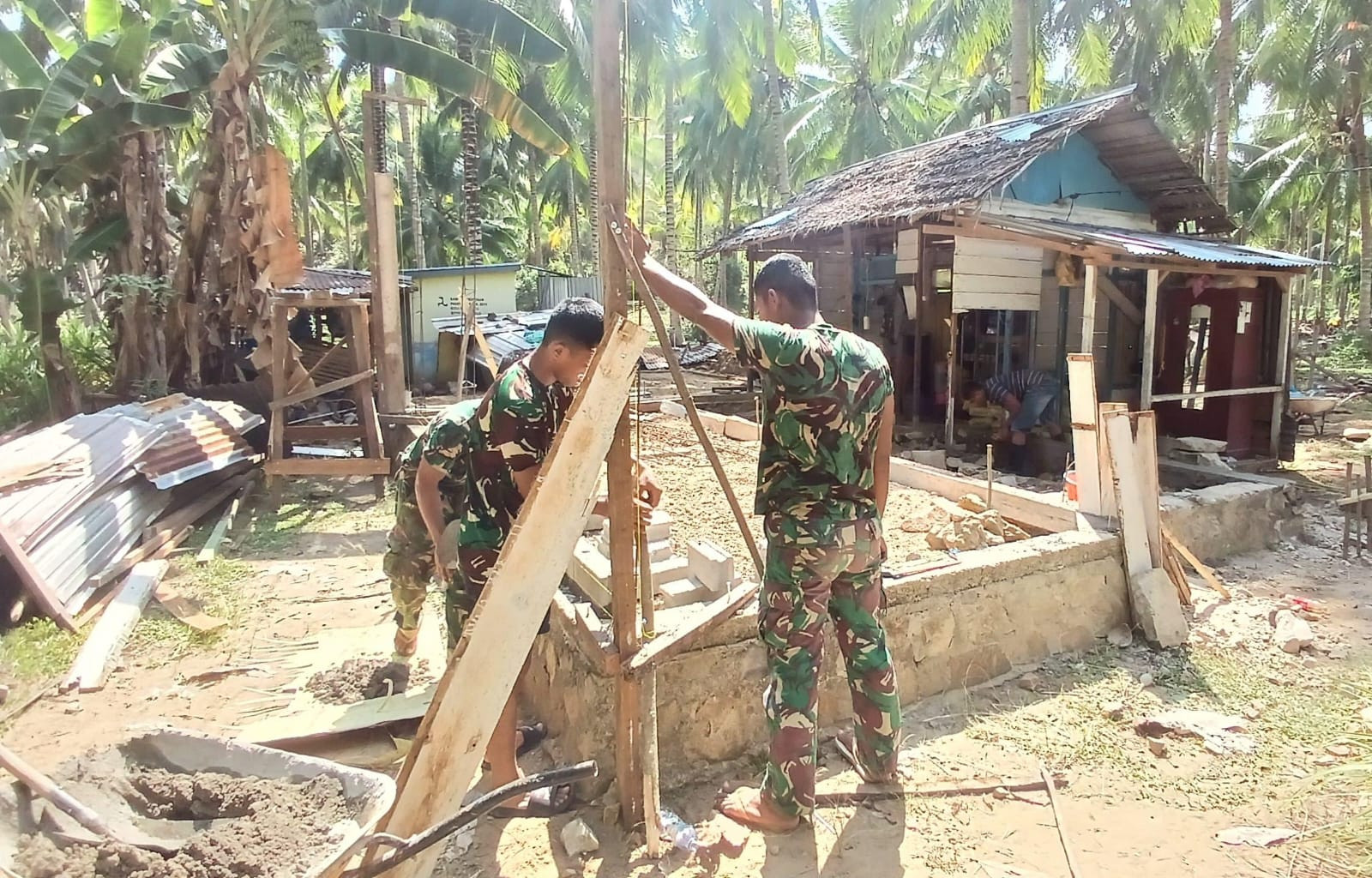 Di Bawah Terik Matahari Satgas TMMD Ke-128 Kodim 1316 Boalemo Bergerak Wujudkan Rumah Layak Untuk Warga Kurang Mampu 9fb2c764-6ae9-4099-9cc6-c40d492bfa6e.jpg