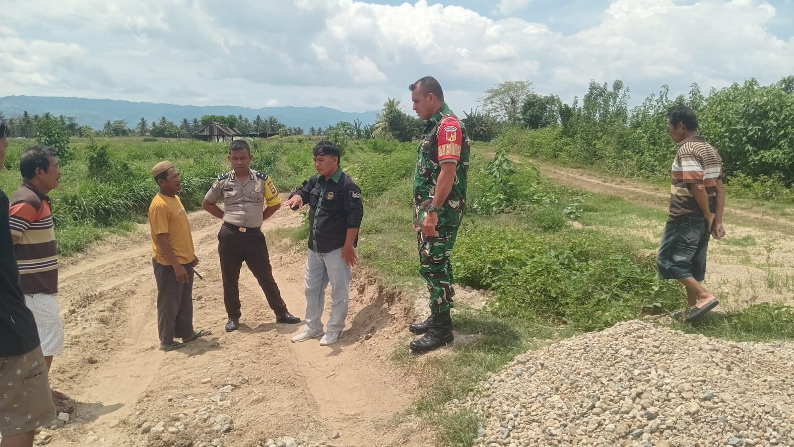 Kehadiran Babinsa Koramil 1315-01 Telaga Redam Perselisihan Warga Mengenai Pengambilan Pasir Dan Pembukaan Jalan Sungai WhatsApp_Image_2026-02-05_at_14_28_58.jpg