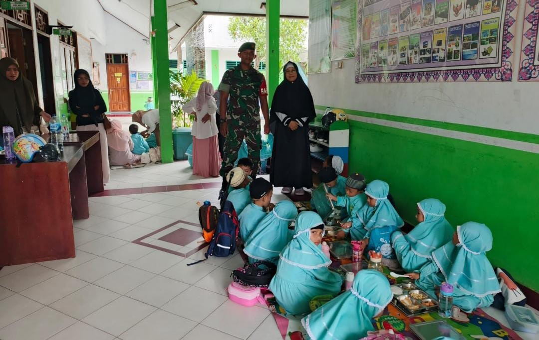 Dedikasi Babinsa Koramil Telaga Dampingi Pembagian Makan Bergizi Gratis Untuk Anak-Anak Sekolah Telaga Biru WhatsApp_Image_2026-02-06_at_14_28_12.jpg