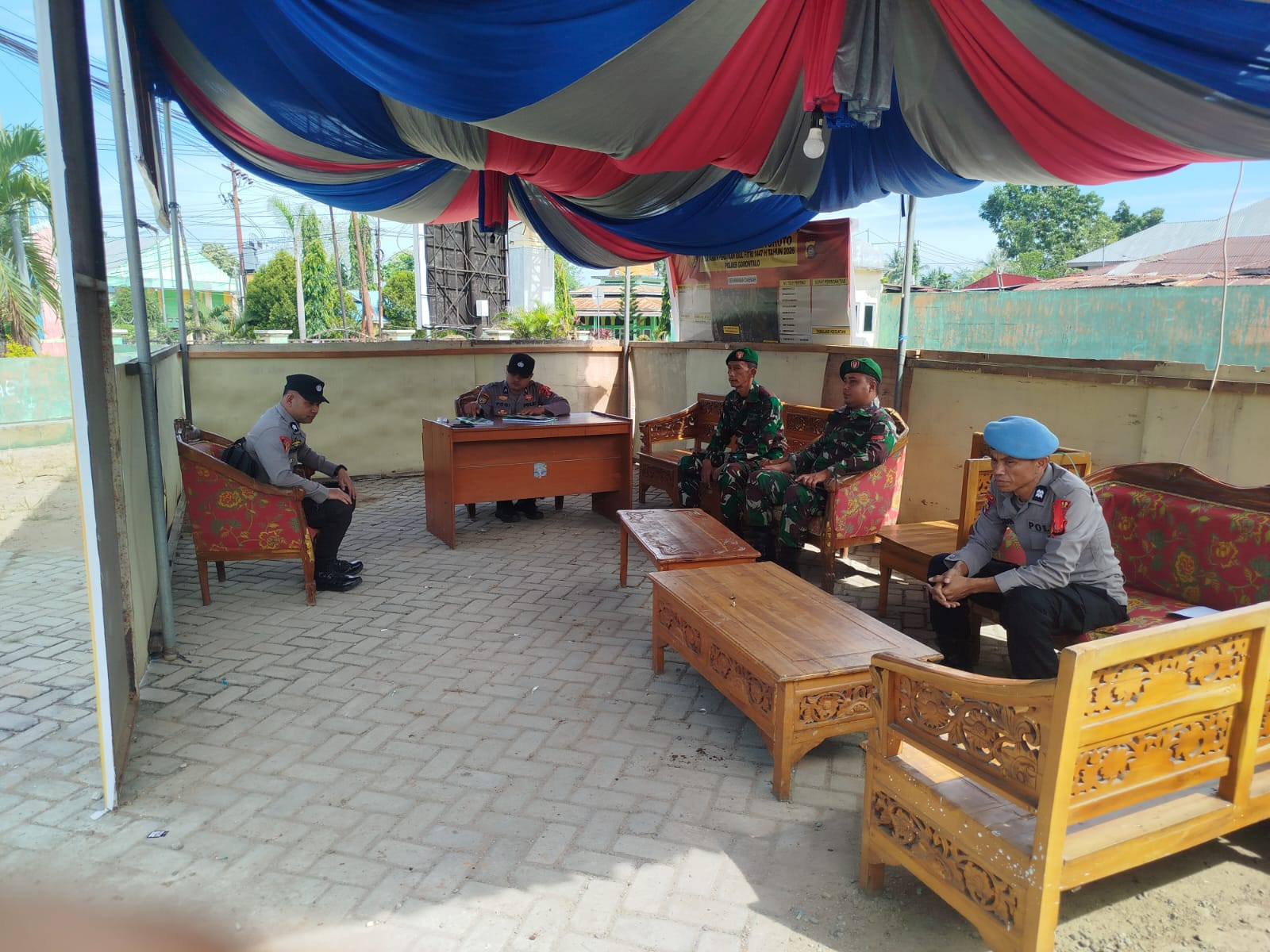 Harmoni Dua Personel Koramil 1315-05 Boliyohuto Dalam Pengamanan Hari Kedua Lebaran Idulfitri 1447 H a9784a84-4c08-4cd3-bcc0-f63de7951f73.jpg