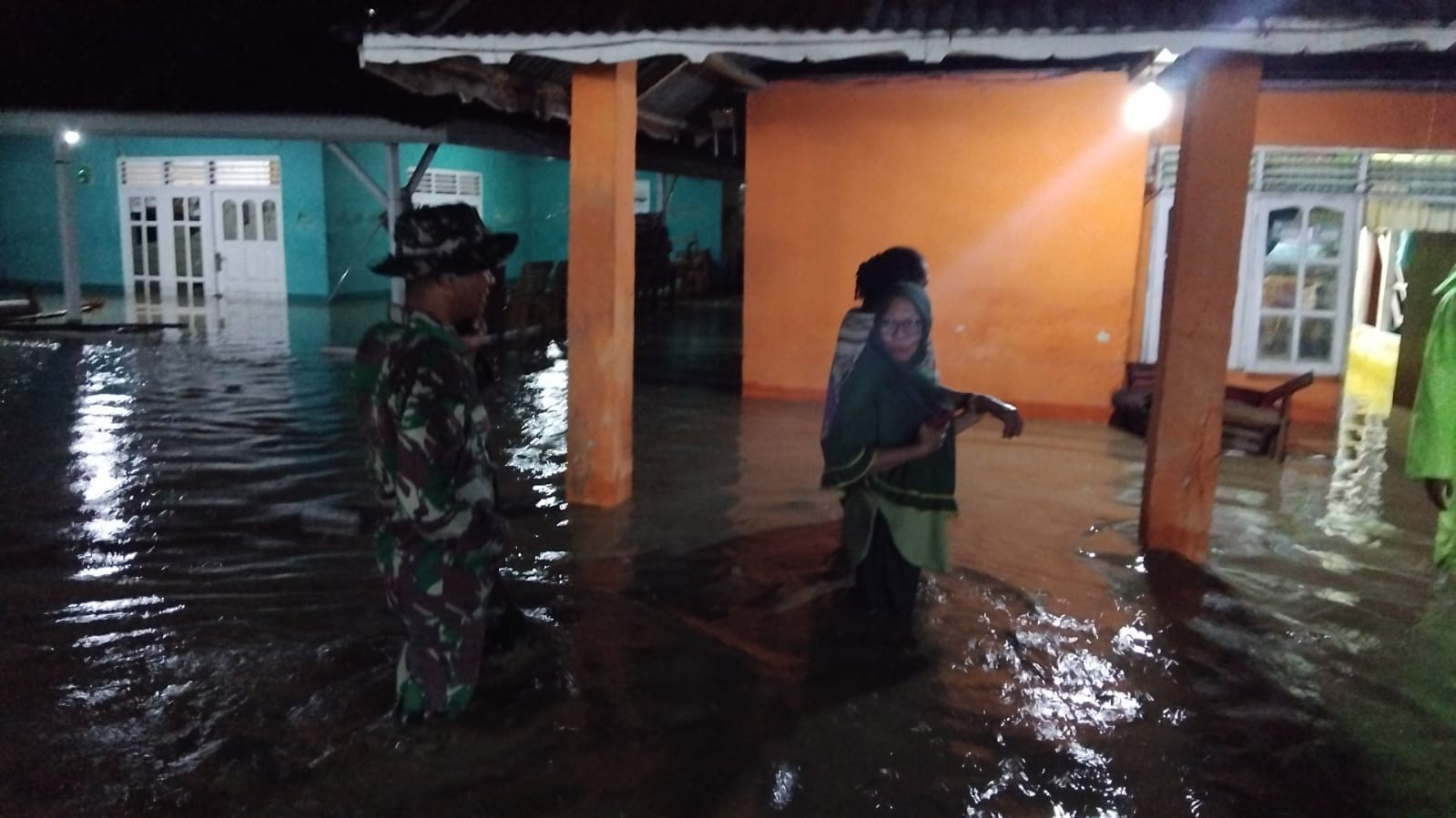 Babinsa Koramil 1315-02 Limboto Tinjau Dan Bantu Warga Kelurahan Tenilo Terdampak Banjir b03a8ad7-95a2-480b-b119-1c91bbfdfad7.jpg