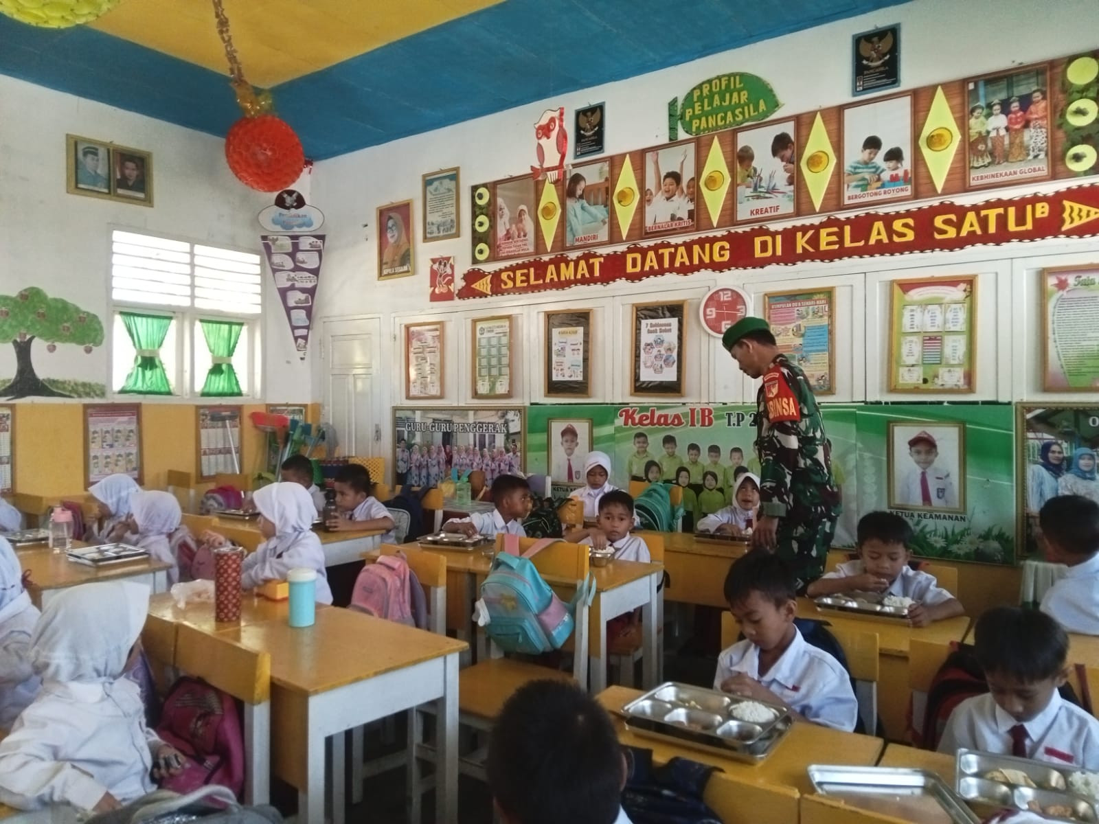 Babinsa Koramil 1315-01 Telaga Dampingi Program Makan Bergizi Gratis Untuk Siswa Kecamatan Telaga Demi Generasi Sehat Cerdas dan Berkualitas Masa Depan b797eae0-7ca8-4b61-ae6b-8b01ddc3d8b8.jpg
