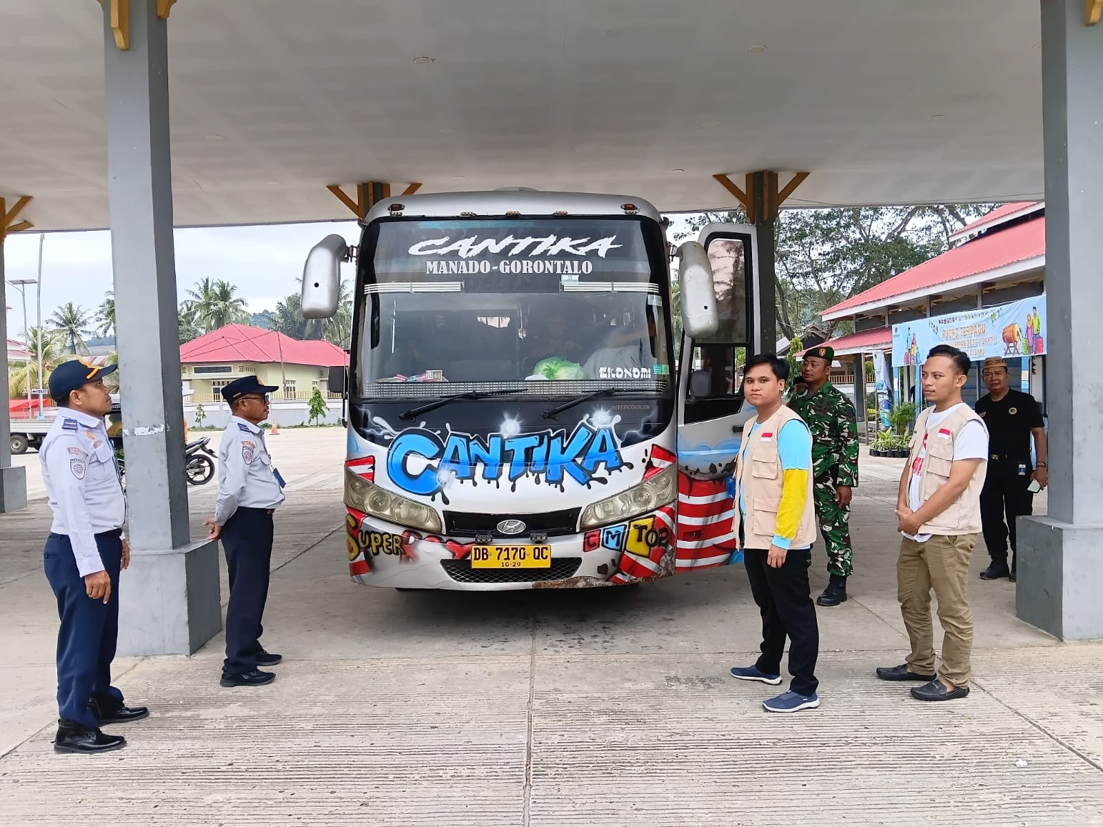 Personel Koramil 1315-04 Tibawa Amankan Arus Balik Lebaran Idulfitri Hari Kedua Tahun 2026 b90b312f-d17e-4dd5-a0d0-85ac92f77cbc.jpg