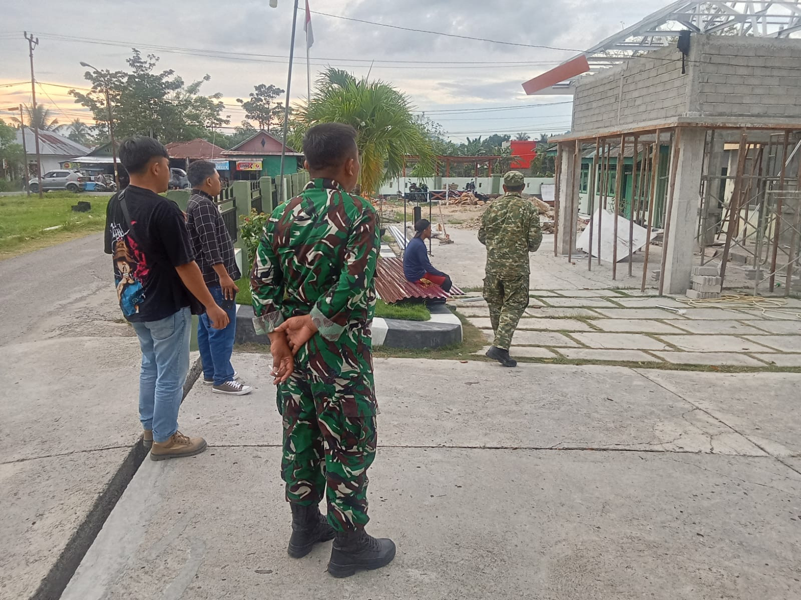 Koramil 1315-04 Tibawa Terima Kunjungan Tim Kementerian Pertahanan Republik Indonesia Untuk Meninjau Progres Pembangunan Secara Langsung bdf38c99-918a-4d2b-8995-02ab2efd433e.jpg