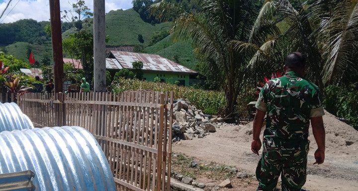 Dandim 1315/Kabupaten Gorontalo Tinjau Progres Pembangunan Jembatan Armco Lingkungan II Kelurahan Polohungo Demi Kelancaran Infrastruktur c19ffeed-7f00-4a71-9db2-5b33a232d804.jpg