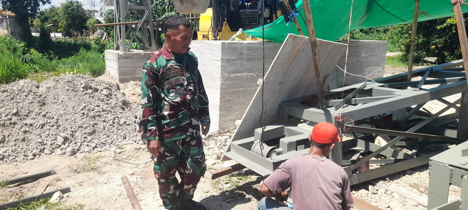 Personel Koramil 1315-02/Limboto Dampingi Pengelasan Menara Baja dan Pengecatan Antikarat Jembatan Perintis Garuda cc0e1b27-21c6-415a-93e5-2241245810391.jpg