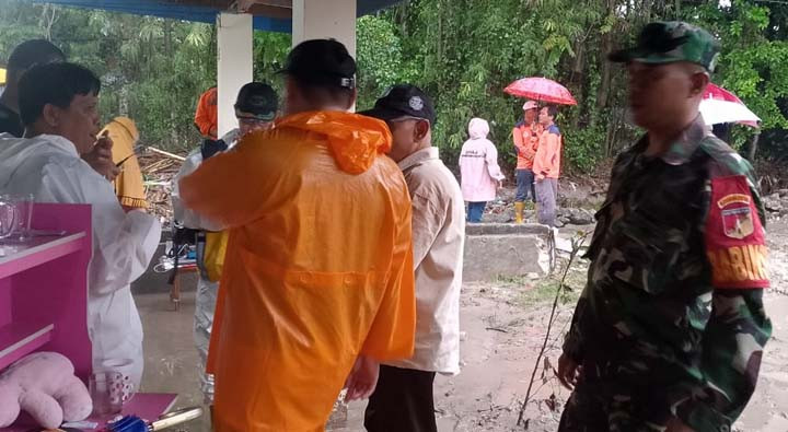 Babinsa Koramil 1315-03/Tabongo Sigap Pantau Banjir Dan Langsung Siaga Pada Desa Barakati Wilayah Binaan d51d0675-2b84-44b7-883d-0cf26815697b.jpg