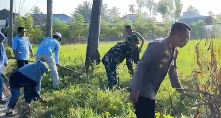 Sinergi Koramil 1315-01/Telaga Polsek Telaga Dan Masyarakat Ciptakan Lingkungan Bersih Sambut Bhayangkara Ke-80 Melalui Gotong Royong d7be3dc6-2812-49cf-b3c4-4c04a8ba61a3.jpg