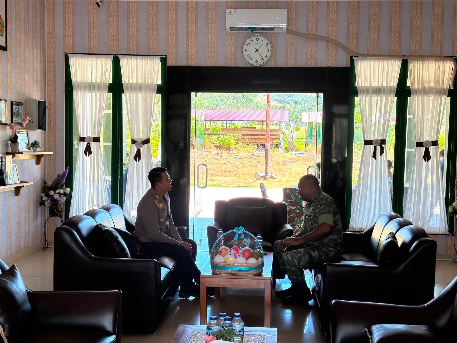 Dandim 1315/Kab. Gorontalo Sambut Kapolres Gorontalo Bersama Rombongan Bangun Sinergi Demi Stabilitas Keamanan Wilayah Bersama d82e6154-858d-497b222222222222222-87c0-3b5a741f7e9a.jpg